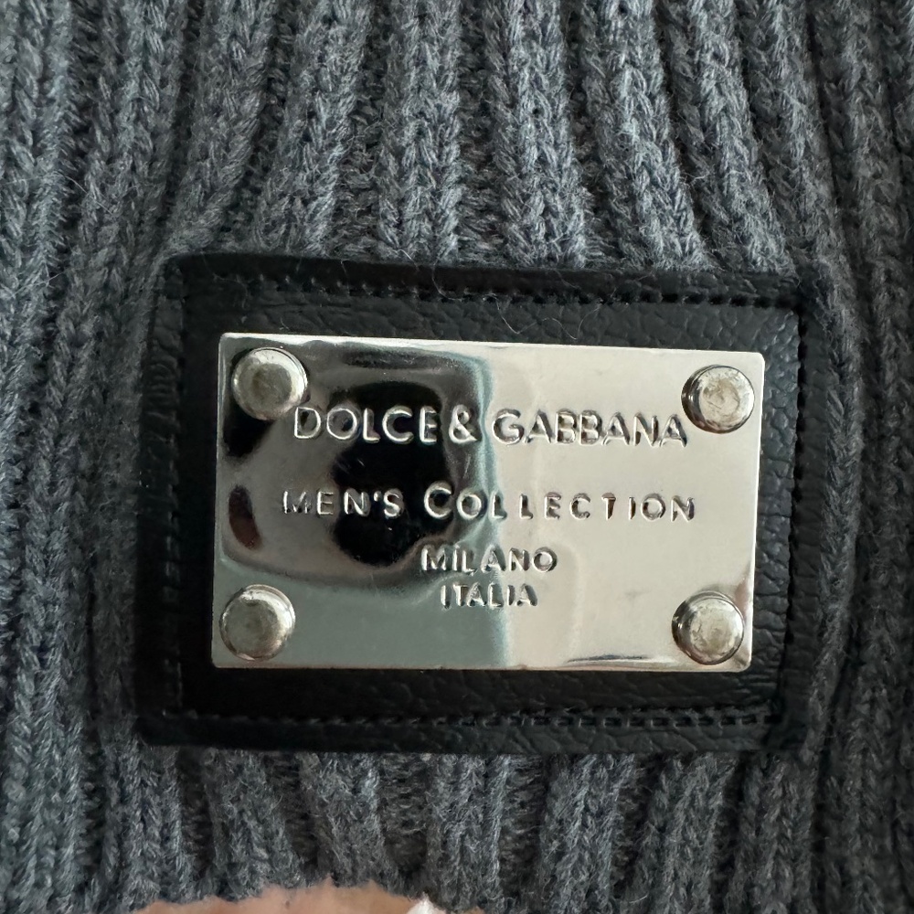 Ribbed knit scarf with logo tag